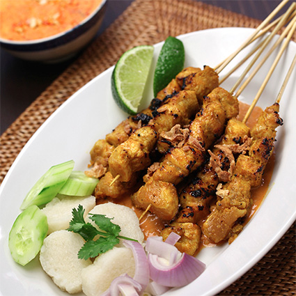 A succulent chicken satay dish served on skewers.