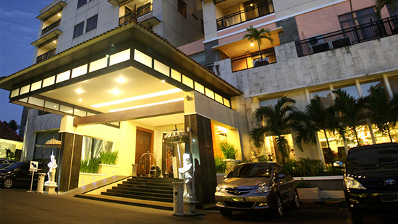 The Puri Denpasar Hotel lobby exterior.